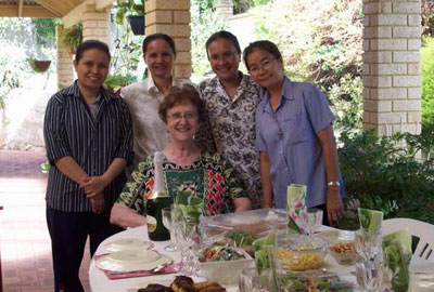'Al fresco' Thai dining; Srs Assumpta, Anne Marie, Chalermsri, Thaiyawan with Sr Elizabeth