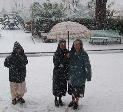 Sr Jeanette with Sr Anna (Thailand) in Rome for the Council of the Congregation see snow for the first time.
